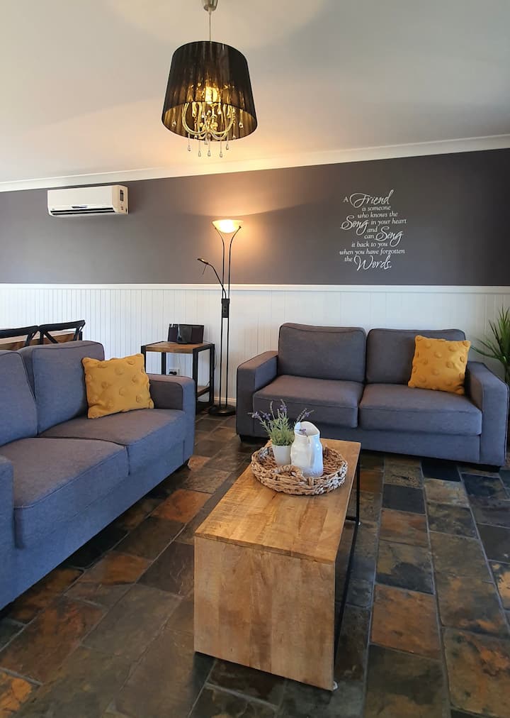 Odaberite sa svakog Foxtel kanala dok se mazite na udobnim salonima