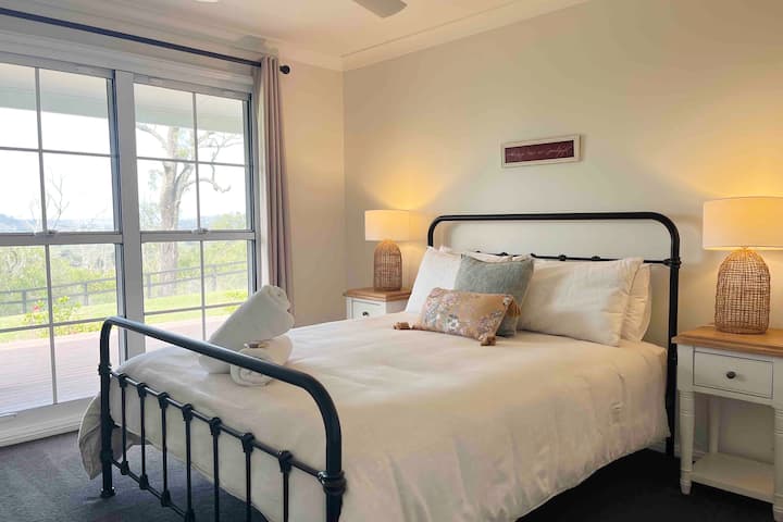 spavaća soba 1 s udobnim bračnim krevetom i stropnim ventilatorom.