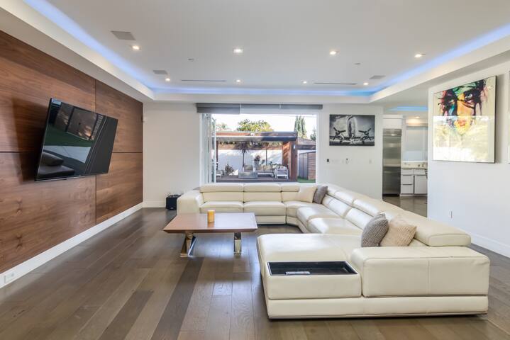 Modern luxury villa@ heart of LA gallery image 4