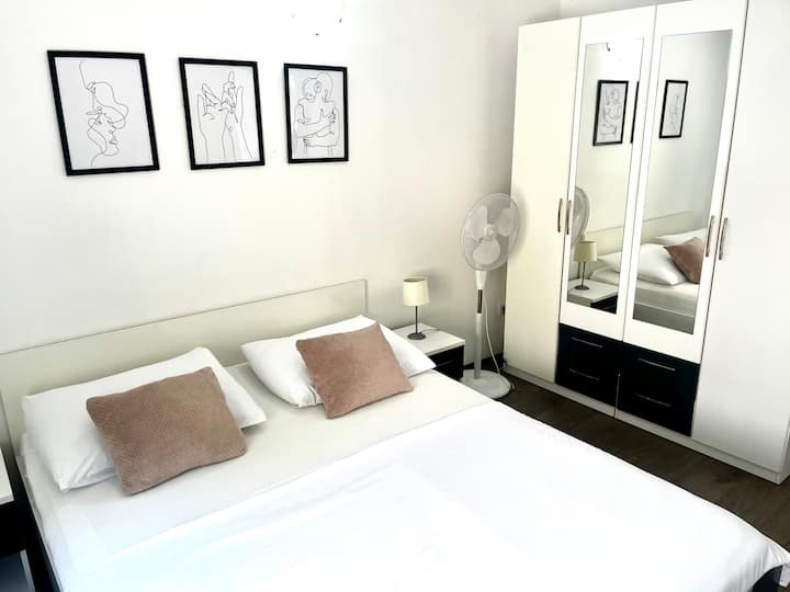 Chumba hiki maridadi cha kulala chenye kitanda cha watu wawili cha mita 1.6x2 ni kizuri kwa ajili ya likizo yenye starehe. Chumba hicho kimepambwa kwa mtindo wa kisasa, pamoja na kwamba sehemu hiyo ina feni kwa ajili ya starehe zaidi wakati wa siku zenye joto.

