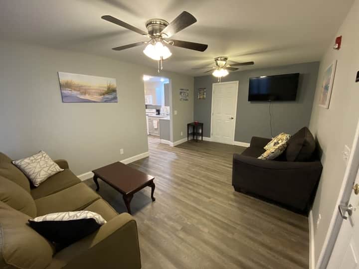 1 Bed 1 Bath Suite On Strip - Geneva, OH