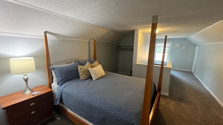 Спална соба на горниот кат - брачен кревет (широк 180-2
Во соседната соба на горниот кат има дополнителен гардеробер и воздушен душек за дополнителен простор за спиење.