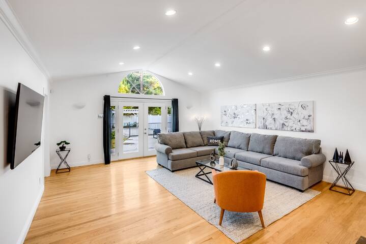 4 Bedroom house with pool / Prime location gallery image 3