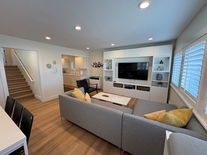 Sandyland Beach House - Beachfront Home - Carpinteria, CA