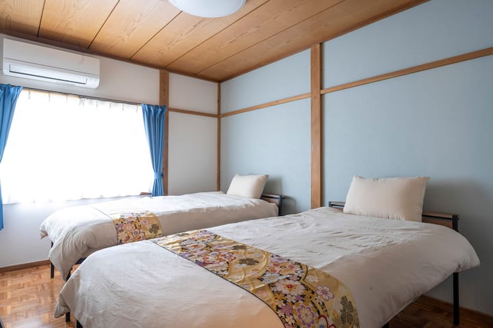 シングルベッド2台の寝室