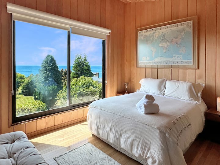 Втората стая разполага и с двуместно легло и невероятна пощенска картичка с изглед към езерото, зеления вътрешен двор и топло естествено осветление.