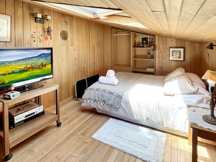 Третата стая, разположена на втория етаж, също има двуместно легло. Това произведение има красив прозорец на тавана, който придава присъствие на небето и слънцето. Разполага и със смарт телевизор за гледане на най - добрите филми.