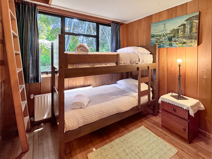 Четвъртата стая е на приземния етаж, близо до кухнята и има много удобна и твърда дървена колиба. Гледката към листните дървета е красива и вдъхновяваща.