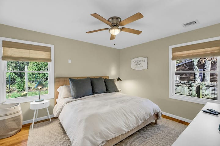 Chambre principale avec grand lit King Size et télévision