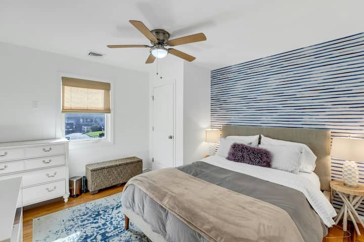 Lit queen size avec télévision