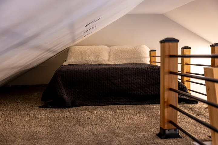 Chladný podkrovný priestor s plnohodnotnou posteľou na vrchu nízkoprofilovej pružiny.