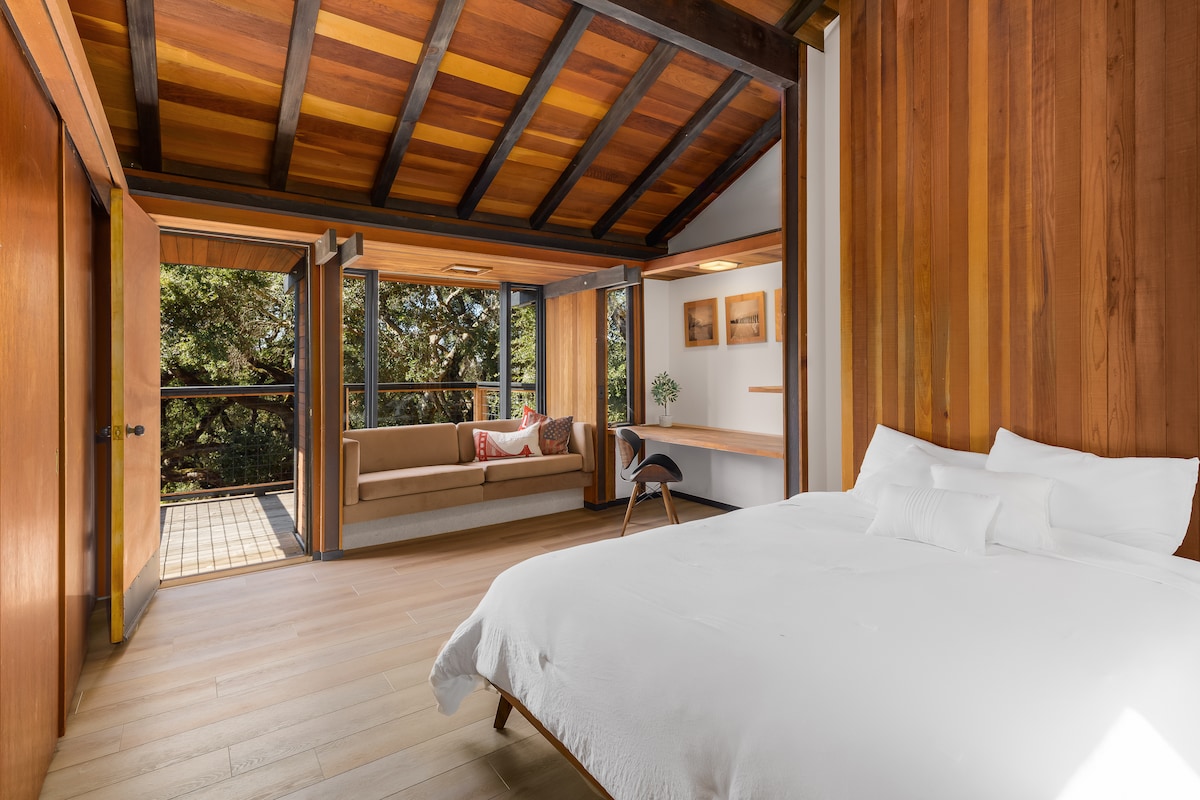 استمتع بالاستيقاظ في هذه الغرفة الهادئة وسط الطبيعة! يتميز بلمسات خشبية دافئة وسقوف مقببة وركن جلوس مريح يفتح على مناظر خارجية هادئة.