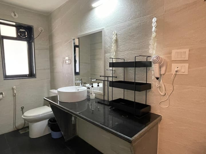 Full bathroom 1 image 1