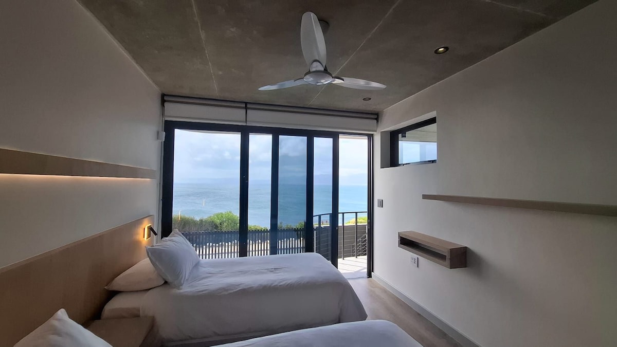 მე-2 საძინებელი ზღვის ხედით და ცალკე შესასვლელით.  2 ერთადგილიანი საწოლი შეიძლება გარდაიქმნას Kingsize საწოლად.  Გამჭვირვალე და დაბლოკილი ჟალუზები.