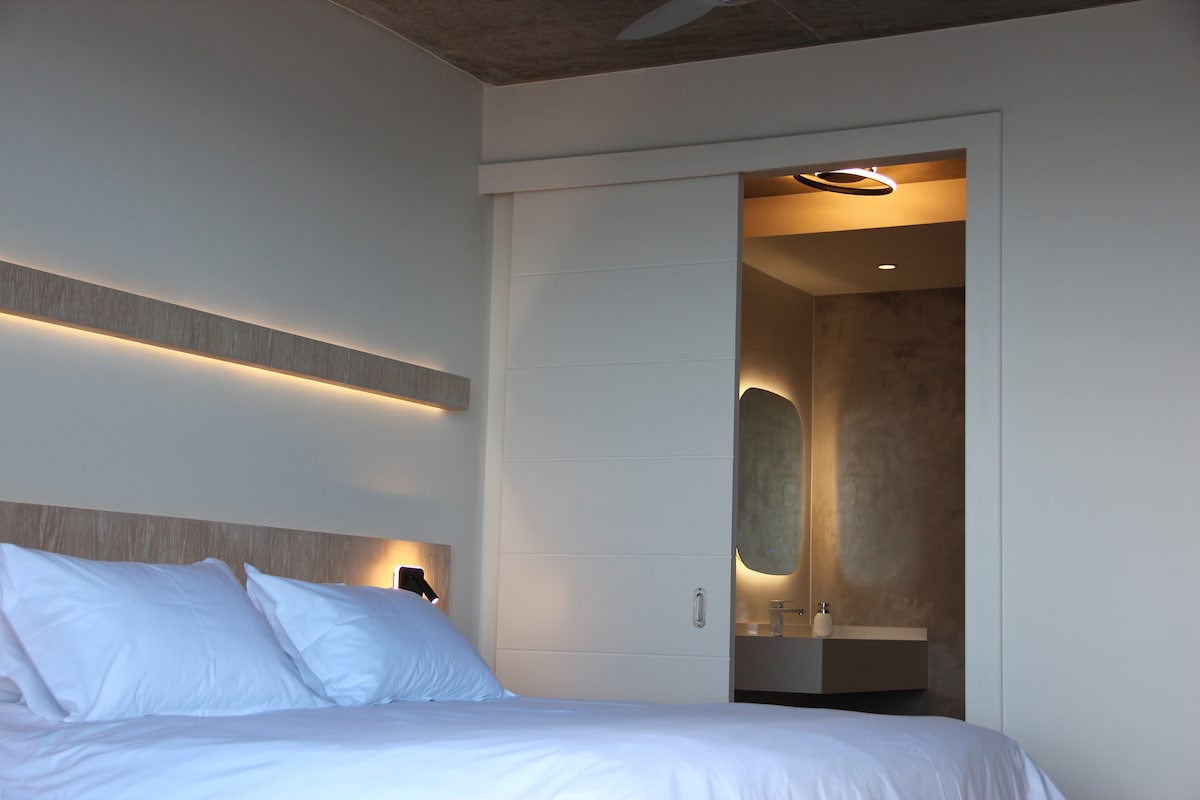 Მთავარი საძინებელი საკუთარი საძინებლით.