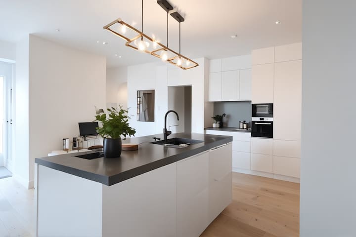 3beds/2bath/ design apartment – next to the metro.