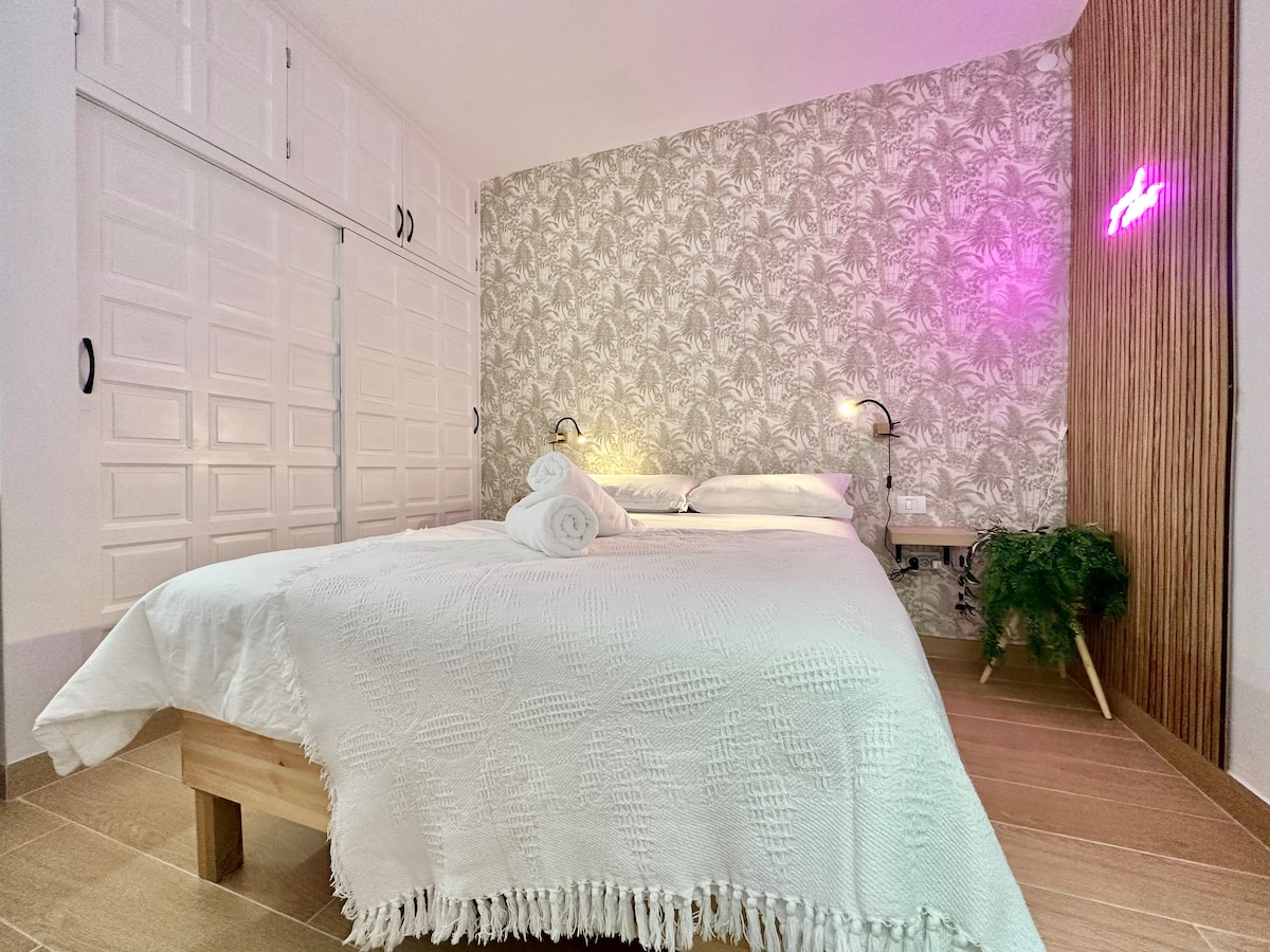 Un dormitorio acogedor y estético con una iluminación suave y una linda decoración, que crea un espacio de ensueño y relajante. También con un amplio espacio de almacenamiento.