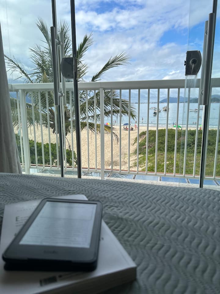Kënaqësia e leximit të një libri dhe e të parit të detit