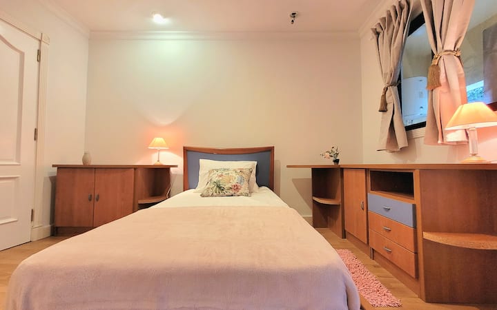 温馨放松的卧室氛围，让您在住宿期间放松身心。 还有工作/学习区，平衡工作和娱乐！