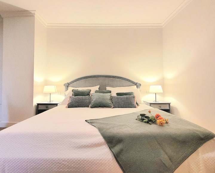 舒适时尚的主卧，配有宽敞的标准双人床，非常适合安静的夜晚和梦幻般的度假胜地！