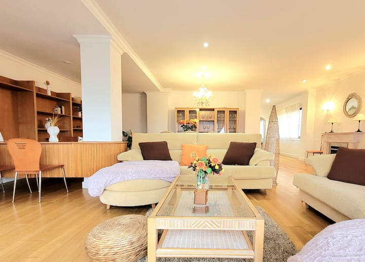 在我们宽敞放松的客厅里放松身心，配有超大舒适的沙发和娱乐电视，这里是您放松、聚会和建立情谊的理想场所！