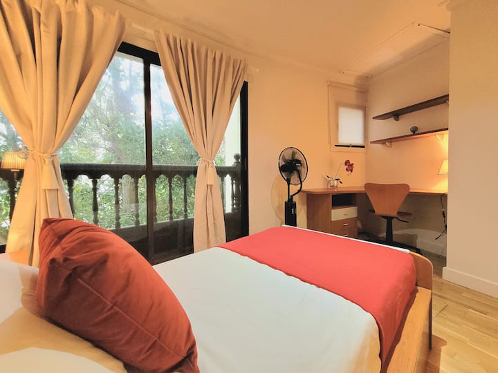 时尚迷人的卧室，提供极致舒适的住宿体验，是宁静度假的完美之选。