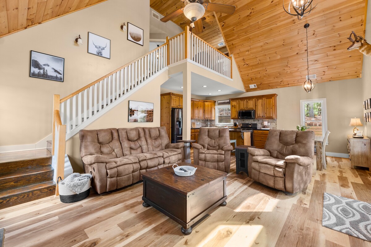 Popular Airbnb listing: Deer Haven Cottage I Long Range Mountain View in Gilmer