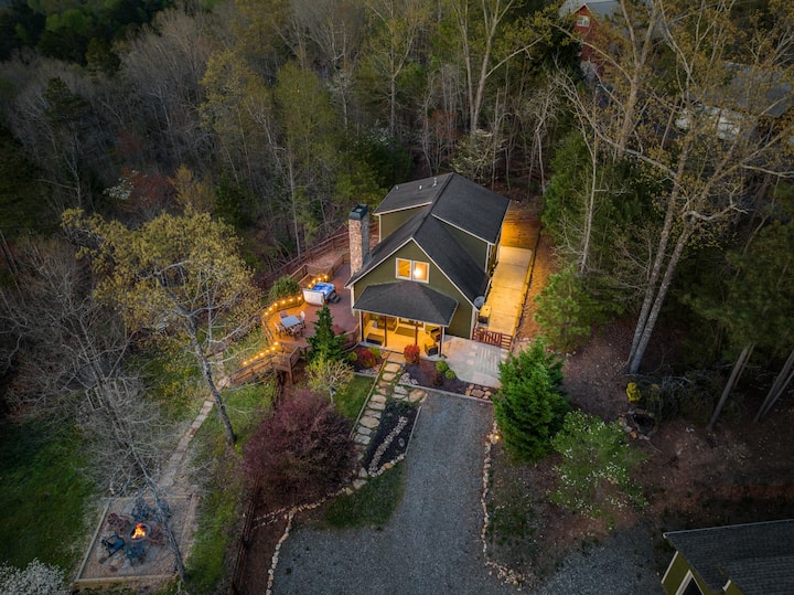 Deer Haven Cottage I Long Range Mountain View - Ellijay, GA