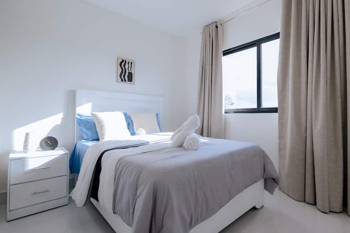 This third bedroom offers a relaxing atmosphere with soft tones and plenty of natural light, perfect for resting and recharging. It is a versatile space, ideal for sleeping, reading or enjoying a quiet moment.