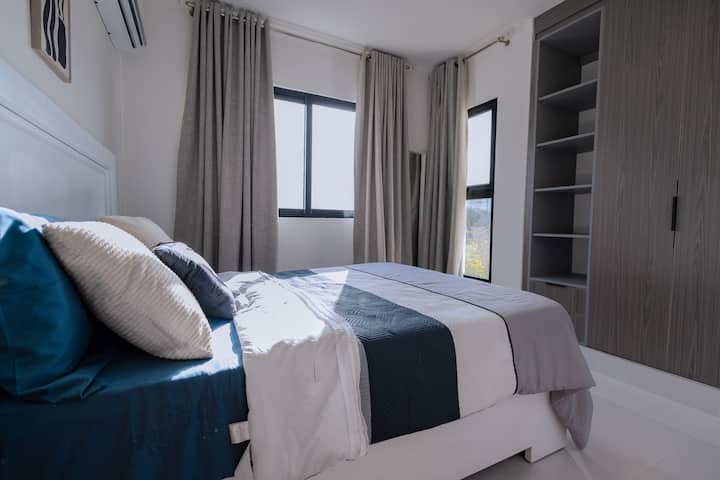 This bright and cozy room has a comfortable bed that guarantees restful nights. It also includes spacious closets and plenty of storage space, ideal for long stays or shared trips.