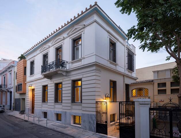 The White House Plaka Mansion by JJ Hospitality