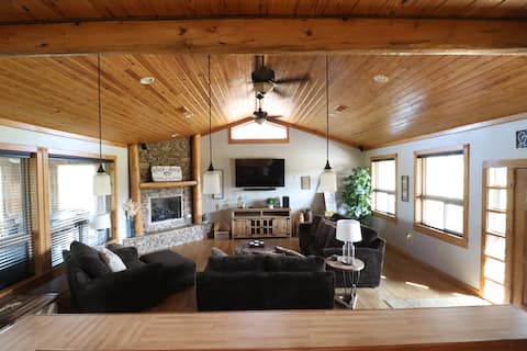 Spacious Retreat on Caddo River, Amity