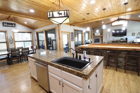 Spacious Retreat on Caddo River, Amity