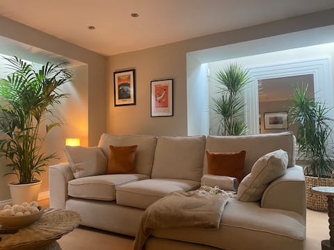 Top Airbnb: Basement flat near beach : 20 mins to Liverpool in Sefton