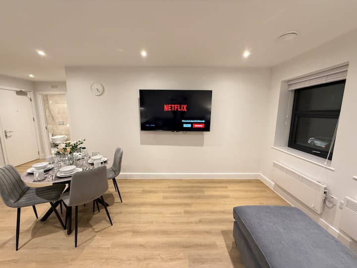 غرفة معيشة مع تلفزيون