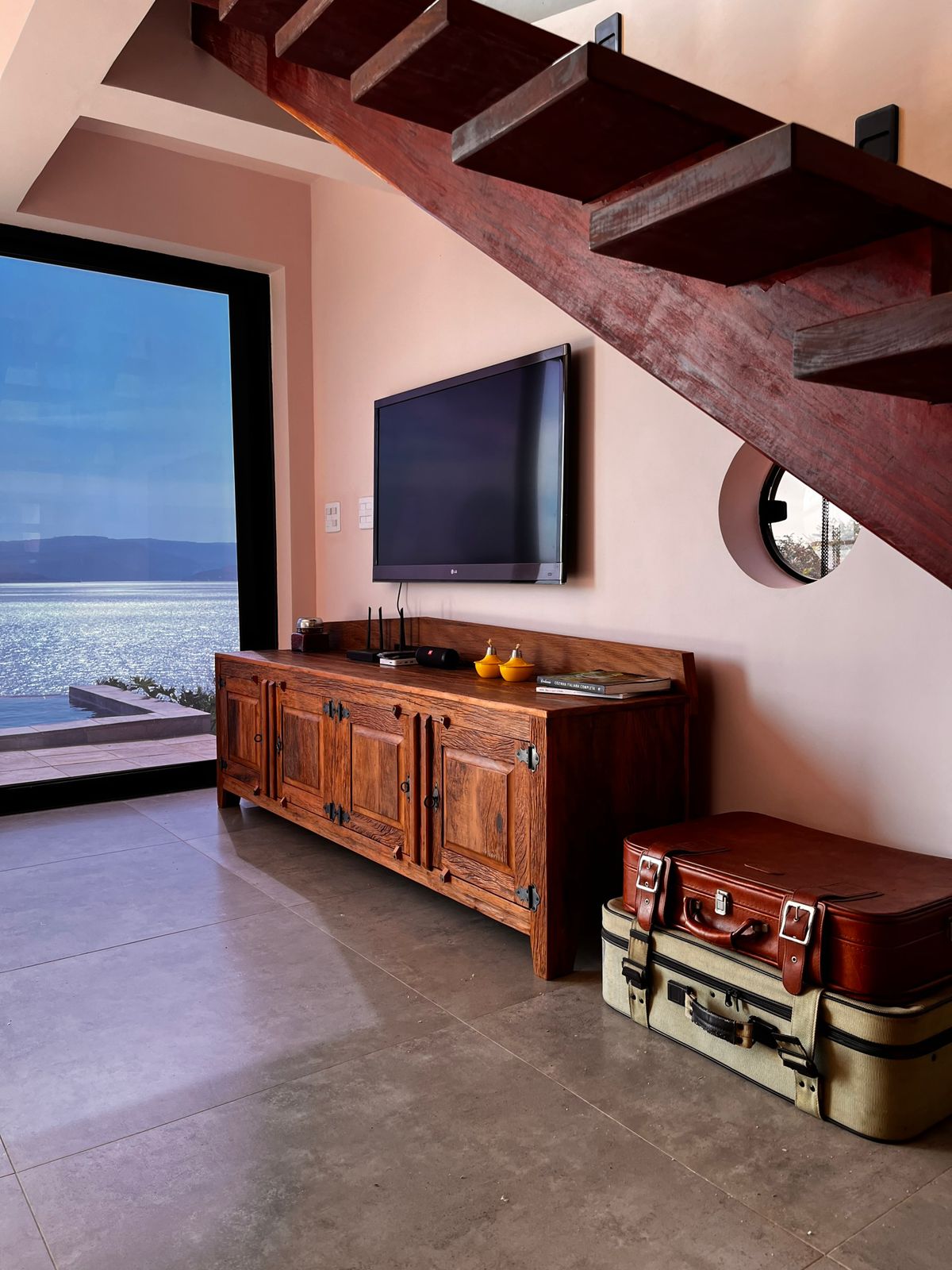 Sala casa Nau Loft Refúgio Náutico. TV tela plana com todos os canais de streaming. Internet fibra ótica. E uma vista espetacular da piscina e do Lago de Furnas!