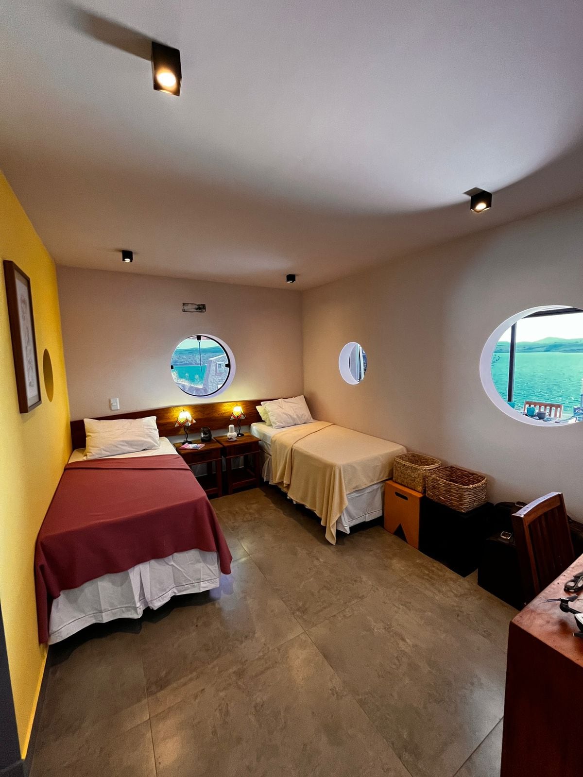 Quarto no pavimento térreo do Nau Loft Refúgio com 2 camas de solteiro que podem se juntar e formar uma cama de casal!
Todas as janelas redondas tem vista para o Lago de Furnas!!!!