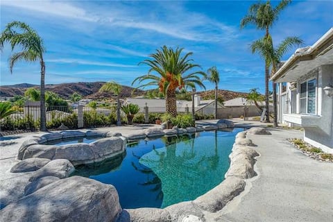 Private Saltwater pool w Jet'd tub-BBQ-AC-6 TV's