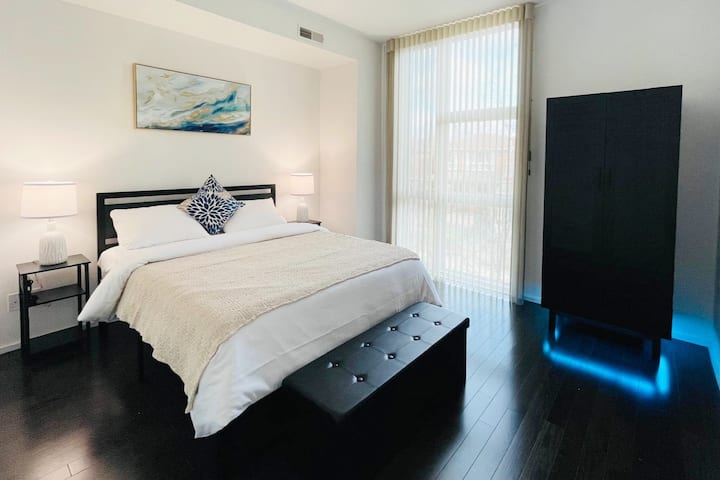 Entspanne dich in diesem ruhigen Schlafzimmer mit einem weichen Queensize-Bett, perfekt für einen erholsamen Schlaf