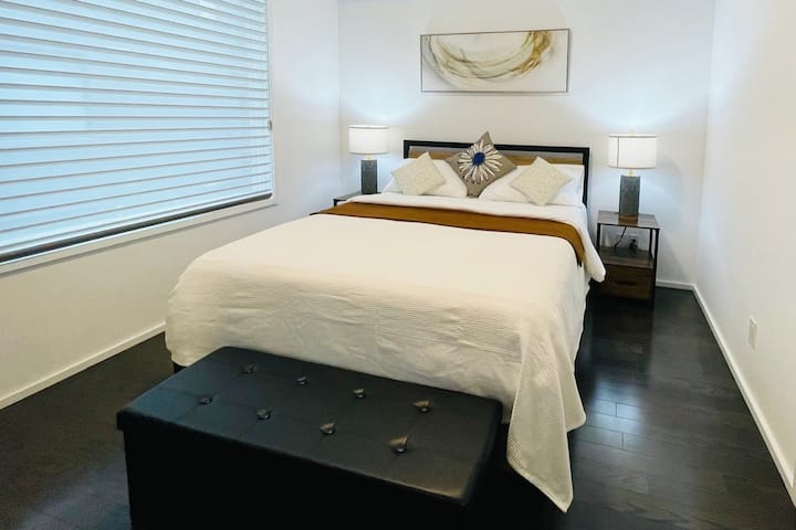 Erlebe ultimativen Komfort in diesem gemütlichen Schlafzimmer mit einem luxuriösen Queensize-Bett, das dich zum Entspannen einlädt