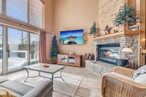 Sleeps 10, 3BR/6 bed, Hot Tub, POOL, Free Shuttle