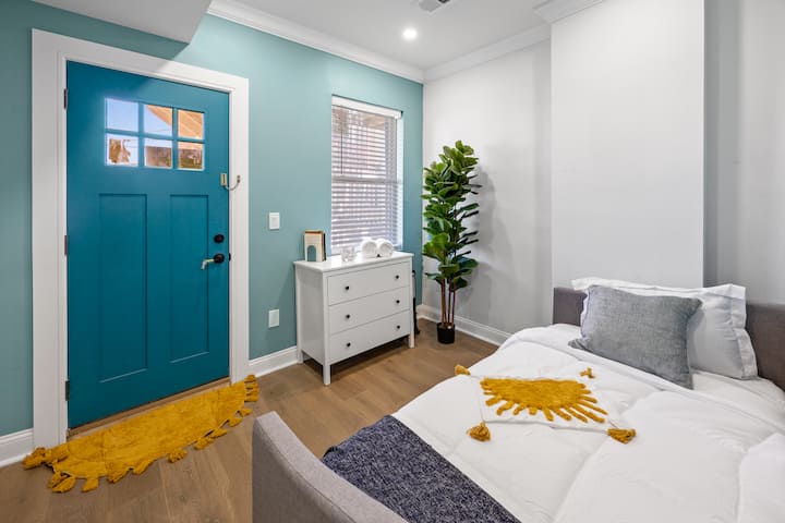 สีเขียวอมฟ้าต้อนรับคุณที่ประตูสร้างบรรยากาศให้กับสถานที่พักผ่อนที่มีชีวิตชีวาและอบอุ่นแห่งนี้