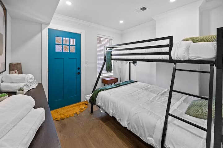 การจัดเตียงสองชั้นที่อบอุ่นนี้เหมาะสำหรับครอบครัวหรือกลุ่มมีทั้งพื้นที่และความสะดวกสบาย