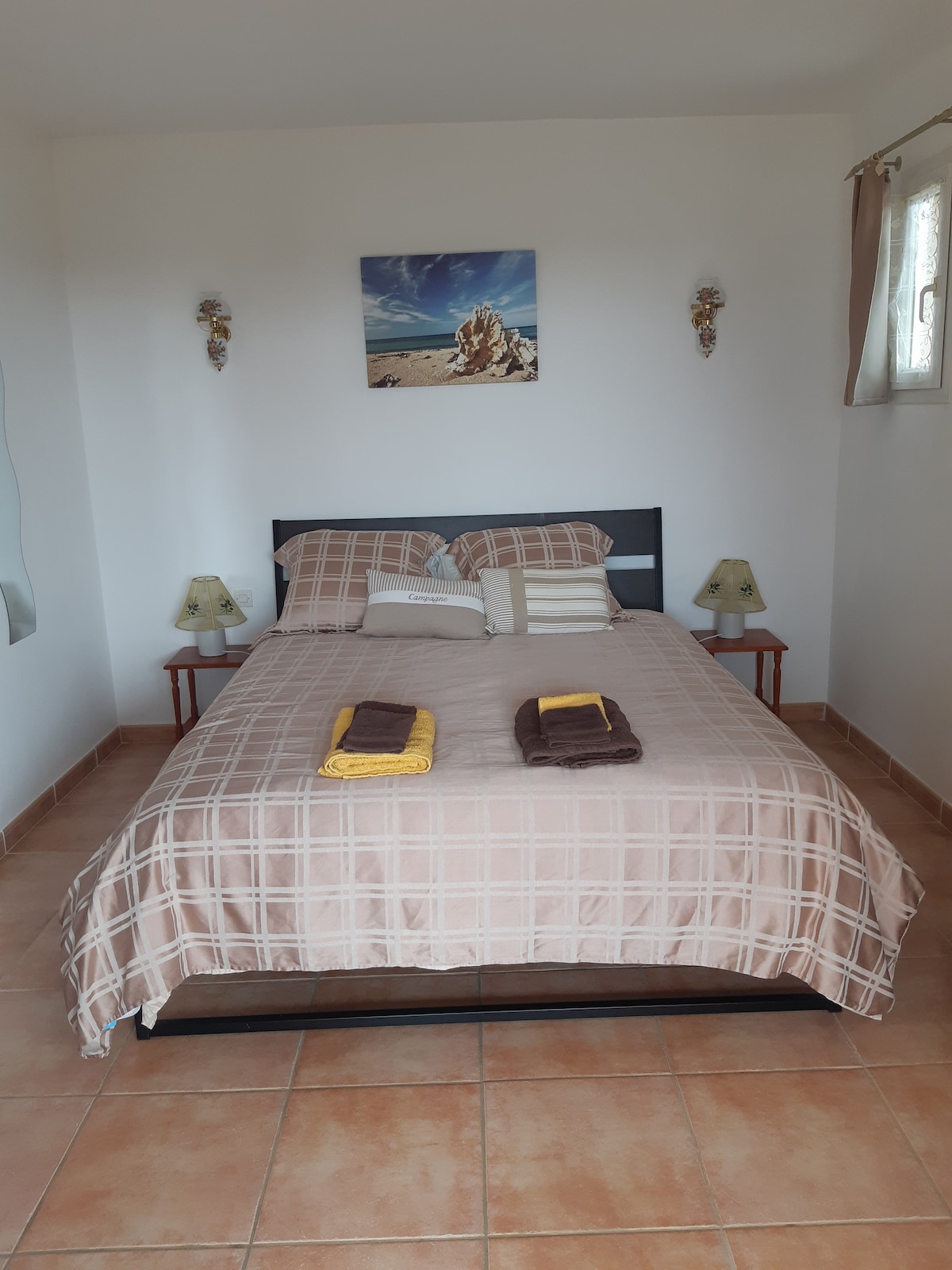 غرفة نوم في الطابق العلوي مع شرفة