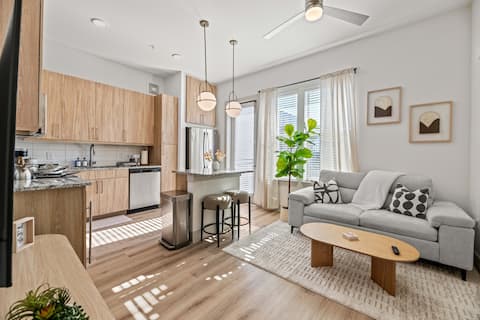 Top Airbnb: Organic Modern STU near Galleria in Northwood Hills