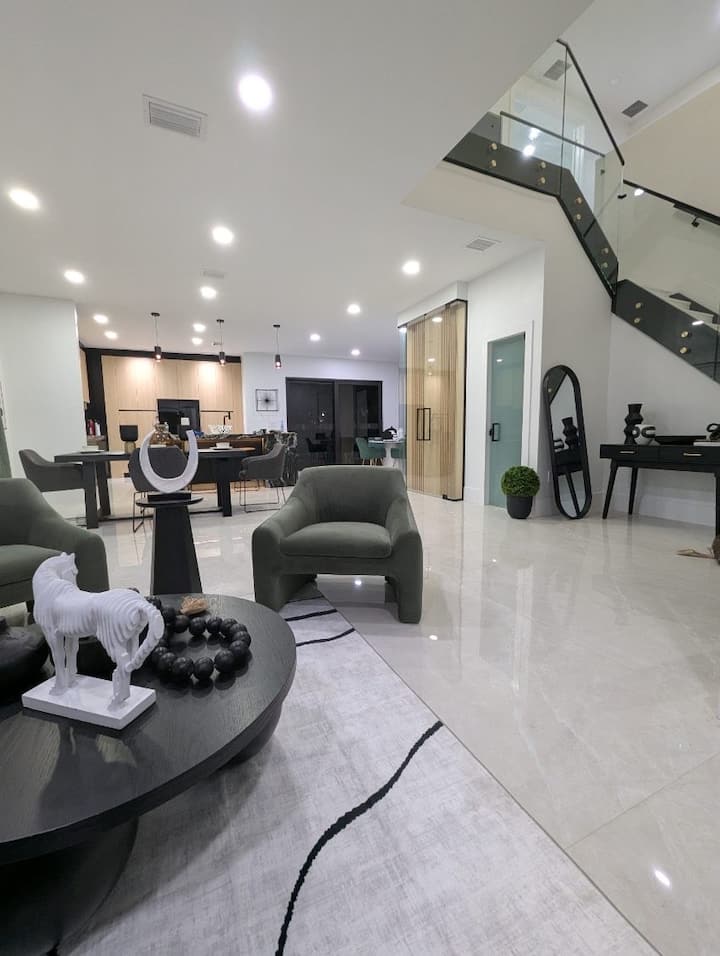 The Luxury Miami Vice Mansion Heated Pool And Spa - Cutler Bay