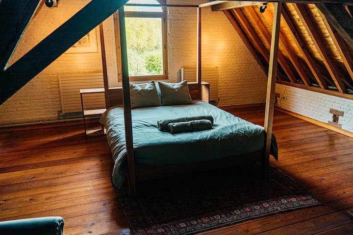 Kjo dhomë gjumi është një dhomë e bukur e madhe nën çati, por arrihet nëpërmjet një shkalle spirale. Tualeti dhe banja janë në katin e poshtëm. 