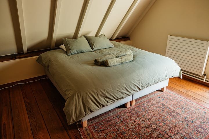 Kjo dhomë gjumi ka një krevat dopio "king" që mund të vendoset si dy krevate tek. Ka gjithashtu një krevat të fortë me palosje me cilësi të mirë që mund të vendoset për një vizitor ose fëmijë të tretë. Ka një banjë të përbashkët ngjitur në të njëjtin nivel.