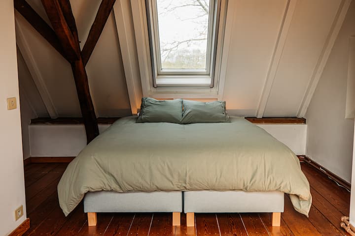 Kjo dhomë gjumi ka një krevat dopio "queen" që mund të vendoset si 2 krevate tek. Një krevat tek me palosje të fortë mund të vendoset në dhomë për një vizitor të tretë ose fëmijë. Ka një banjë të përbashkët ngjitur në të njëjtin nivel. 