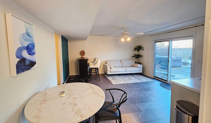 Urban Oasis With Hot Tub And Gym | Location! - Walnut Woods State Park, West Des Moines